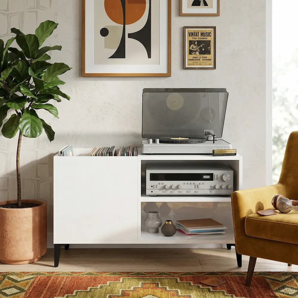 meuble vinyle en bois blanc brillant aux dimensions 84,5 x 38 x 48 cm dans salon vintage Image
