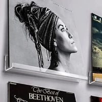plan serré sur support mural en acrylique pour vinyle