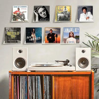 6 supports muraux en acrylique pour vinyles au dessus d'une commode vintage