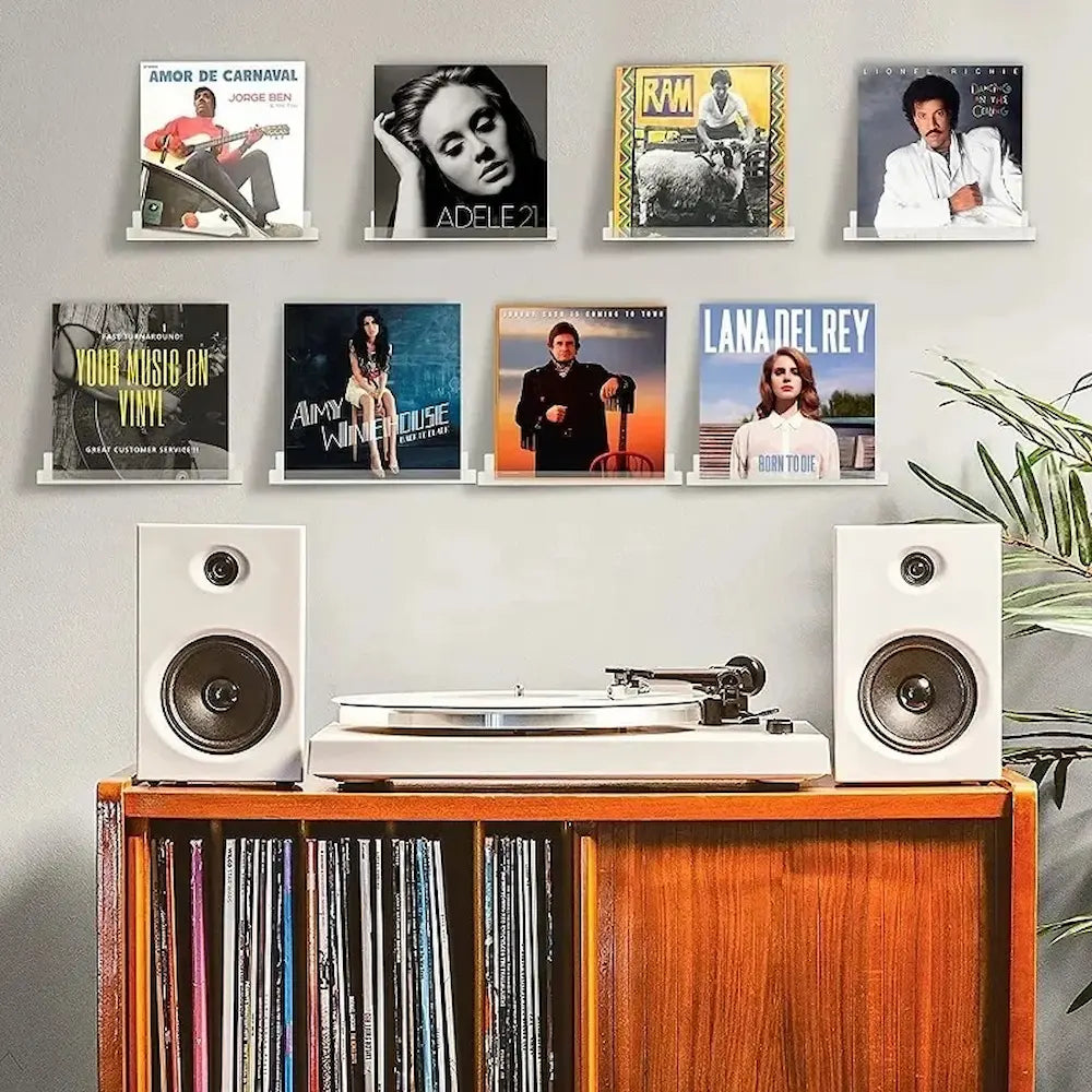6 supports muraux en acrylique pour vinyles au dessus d'une commode vintage
