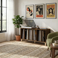 meuble vinyle en chêne marron aux dimensions 100x38x48 cm sur fond blanc dans salon vintage
