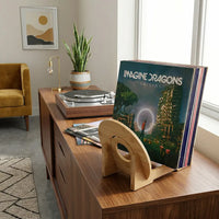 Rangement en bambou pour disques vinyles 33 tours dans salon vintage
