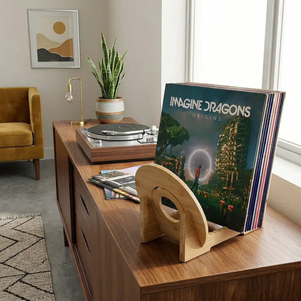Rangement en bambou pour disques vinyles 33 tours dans salon vintage