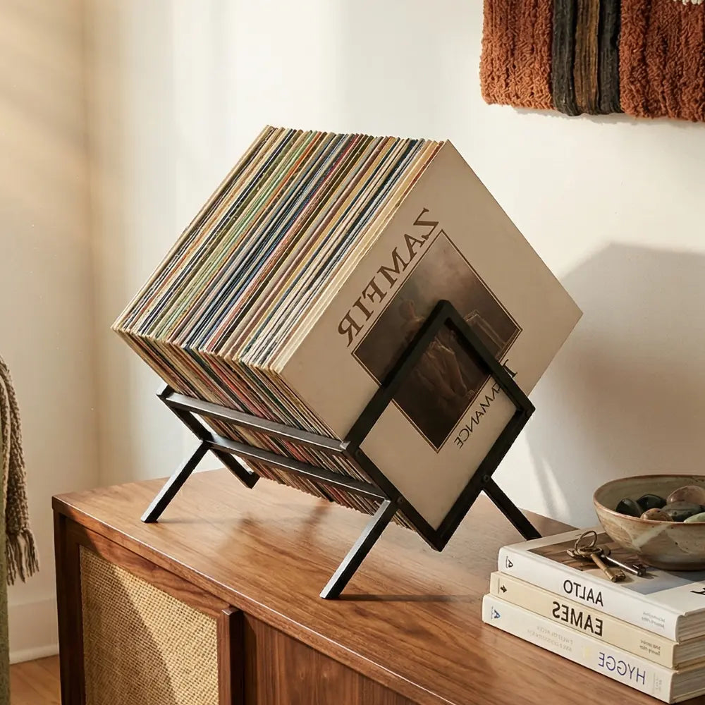 rangement vinyle en métal sur buffet dans salon moderne vintage Image