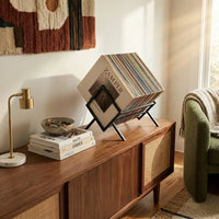 rangement pour vinyles en métal dans salon vintage sur commode